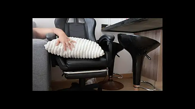 Karla Stein2025 online show from December 14, 2025, 4:01 pm