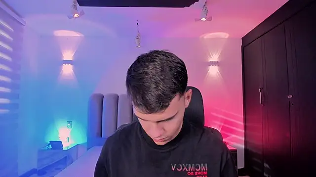 Snapshot of JacobRoberts1 chatting on October 31, 2025, 9:32 pm JacobRoberts1 online show from October 31, 2025, 9:32 pm