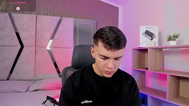 JacobRoberts1 online show from December 18, 2025, 8:34 pm