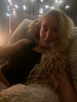 Snapshot of Fiery_Blonde_LexiX chatting on October 24, 2025, 10:09 pm Fiery Blonde LexiX online show from October 24, 2025, 10:09 pm