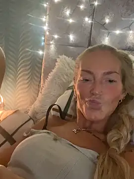 Snapshot of Fiery_Blonde_LexiX chatting on October 23, 2025, 10:08 pm Fiery Blonde LexiX online show from October 23, 2025, 10:08 pm