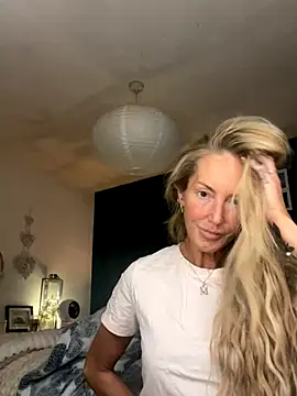 Snapshot of Fiery_Blonde_LexiX chatting on October 21, 2025, 9:58 pm Fiery Blonde LexiX online show from October 21, 2025, 9:58 pm