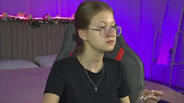 Snapshot of EveMundie chatting on October 8, 2025, 6:37 am EveMundie online show from October 8, 2025, 6:37 am