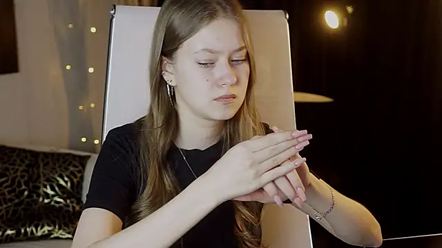 Snapshot of EveMundie chatting on March 11, 2026, 6:29 am EveMundie online show from March 11, 2026, 6:29 am