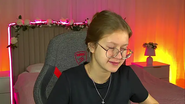 Snapshot of EveMundie chatting on October 15, 2025, 11:18 am EveMundie online show from October 15, 2025, 11:18 am