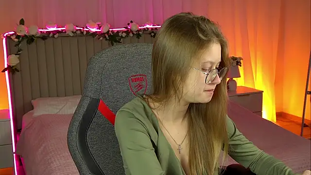 Snapshot of EveMundie chatting on October 24, 2025, 6:34 am EveMundie online show from October 24, 2025, 6:34 am