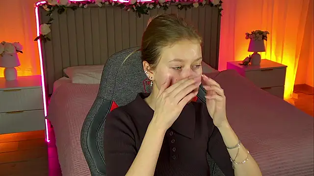 Snapshot of EveMundie chatting on October 29, 2025, 12:15 pm EveMundie online show from October 29, 2025, 12:15 pm