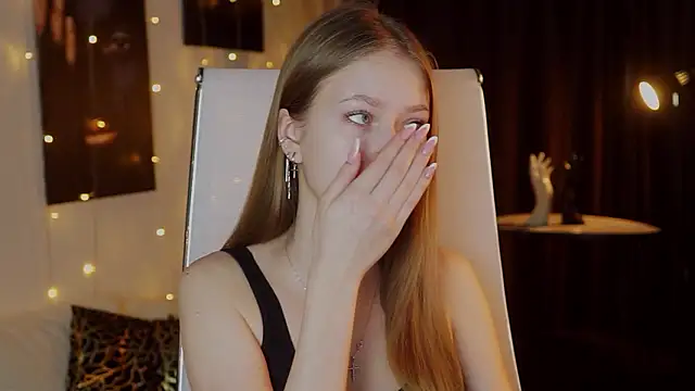 Snapshot of EveMundie chatting on March 18, 2026, 12:30 pm EveMundie online show from March 18, 2026, 12:30 pm