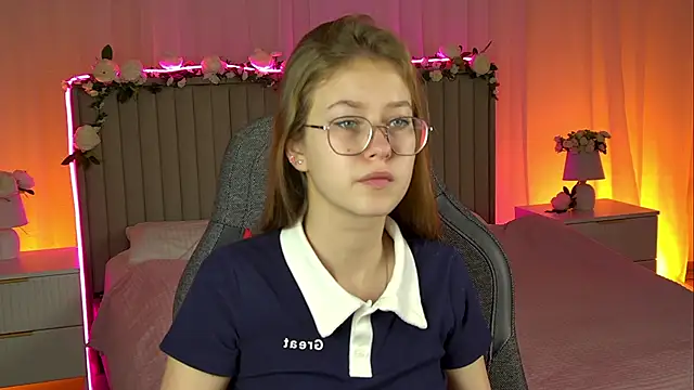 Snapshot of EveMundie chatting on October 23, 2025, 10:47 am EveMundie online show from October 23, 2025, 10:47 am