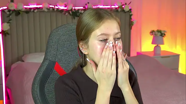 Snapshot of EveMundie chatting on October 16, 2025, 10:45 am EveMundie online show from October 16, 2025, 10:45 am