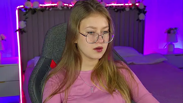 Snapshot of EveMundie chatting on November 8, 2025, 12:31 pm EveMundie online show from November 8, 2025, 12:31 pm