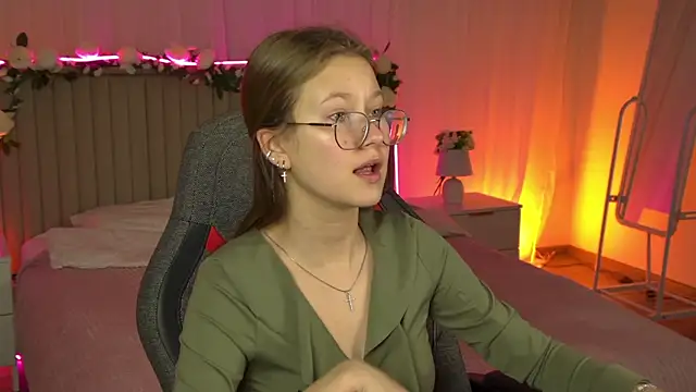 Snapshot of EveMundie chatting on November 17, 2025, 6:28 am EveMundie online show from November 17, 2025, 6:28 am