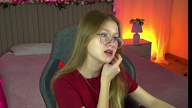 Snapshot of EveMundie chatting on October 14, 2025, 12:28 pm EveMundie online show from October 14, 2025, 12:28 pm