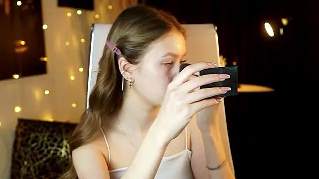 Snapshot of EveMundie chatting on February 27, 2026, 8:25 am EveMundie online show from February 27, 2026, 8:25 am