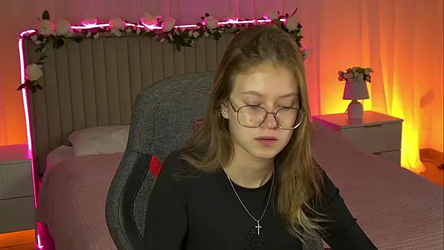 Snapshot of EveMundie chatting on October 21, 2025, 12:26 pm EveMundie online show from October 21, 2025, 12:26 pm