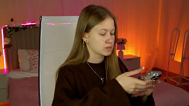 Snapshot of EveMundie chatting on February 12, 2026, 6:35 am EveMundie online show from February 12, 2026, 6:35 am