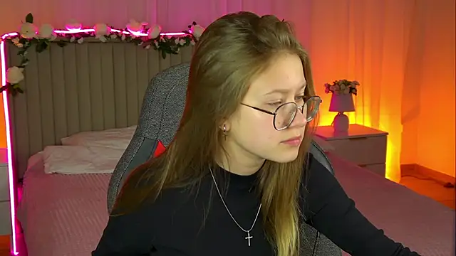 Snapshot of EveMundie chatting on November 3, 2025, 6:18 am EveMundie online show from November 3, 2025, 6:18 am