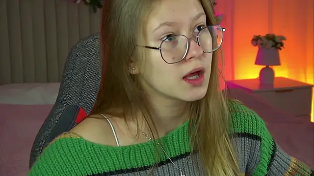 Snapshot of EveMundie chatting on October 17, 2025, 9:34 am EveMundie online show from October 17, 2025, 9:34 am