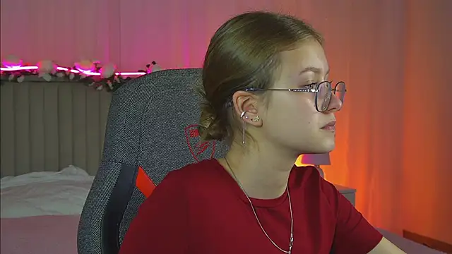 Snapshot of EveMundie chatting on October 7, 2025, 12:50 pm EveMundie online show from October 7, 2025, 12:50 pm