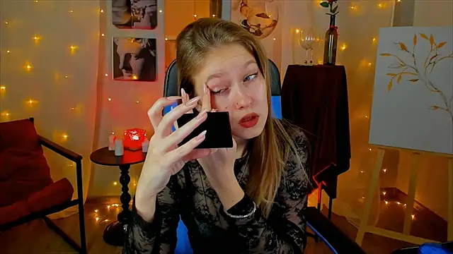 Snapshot of EveMundie chatting on December 2, 2025, 12:51 pm EveMundie online show from December 2, 2025, 12:51 pm