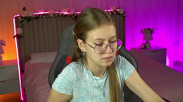 Snapshot of EveMundie chatting on October 25, 2025, 12:50 pm EveMundie online show from October 25, 2025, 12:50 pm