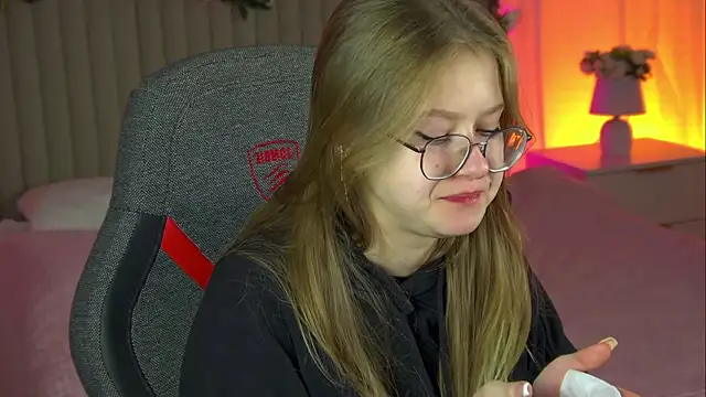 Snapshot of EveMundie chatting on October 18, 2025, 9:55 am EveMundie online show from October 18, 2025, 9:55 am