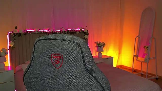 Snapshot of EveMundie chatting on November 26, 2025, 12:16 pm EveMundie online show from November 26, 2025, 12:16 pm