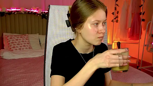 Snapshot of EveMundie chatting on March 4, 2026, 11:40 am EveMundie online show from March 4, 2026, 11:40 am