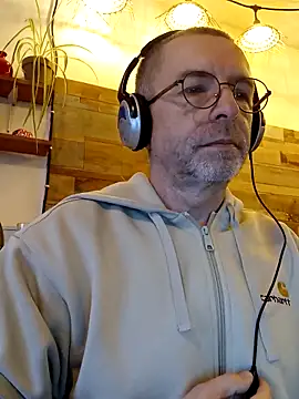 Snapshot of Xavspank2 chatting on December 15, 2025, 10:21 am Xavspank2 online show from December 15, 2025, 10:21 am