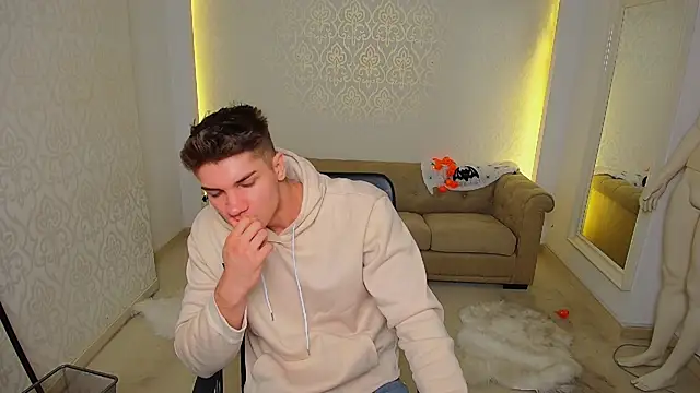 MaxKaiden online show from November 3, 2025, 6:07 am