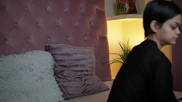 Snapshot of MaiaMini chatting on October 13, 2025, 9:59 pm MaiaMini online show from October 13, 2025, 9:59 pm