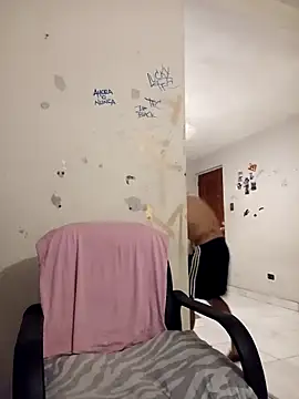 Snapshot of LeonRoots chatting on February 18, 2026, 7:39 am LeonRoots online show from February 18, 2026, 7:39 am