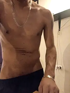 Snapshot of LeonRoots chatting on February 7, 2026, 5:32 pm LeonRoots online show from February 7, 2026, 5:32 pm