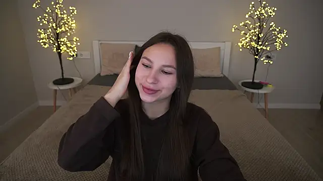 PaigePrado online show from October 4, 2025, 1:01 pm