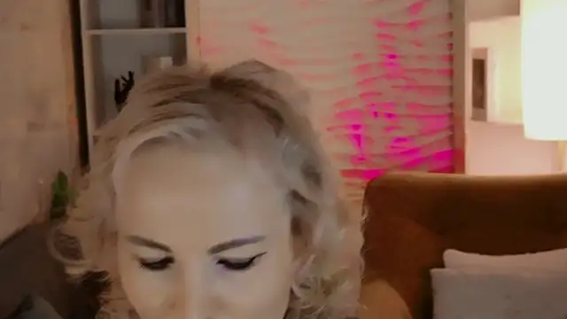Snapshot of Sandra_Kind chatting on May 20, 2026, 5:37 am Sandra Kind online show from May 20, 2026, 5:37 am