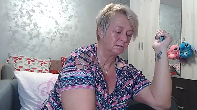 RosesandLillies online show from November 2, 2025, 5:29 pm