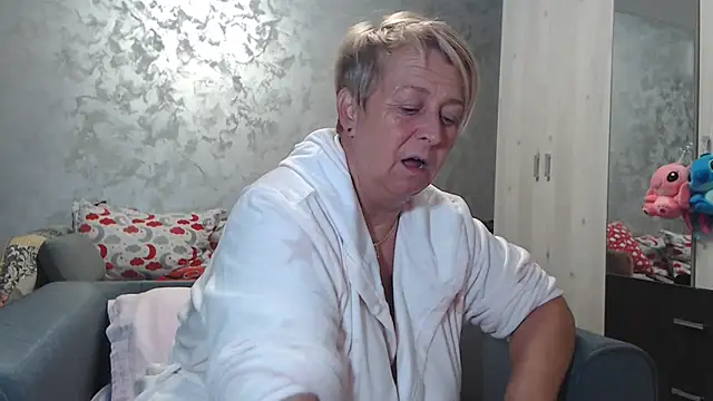 RosesandLillies online show from November 6, 2025, 5:28 pm