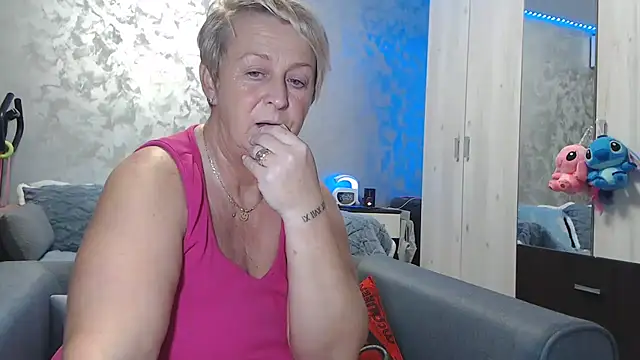 RosesandLillies online show from November 23, 2025, 6:07 pm