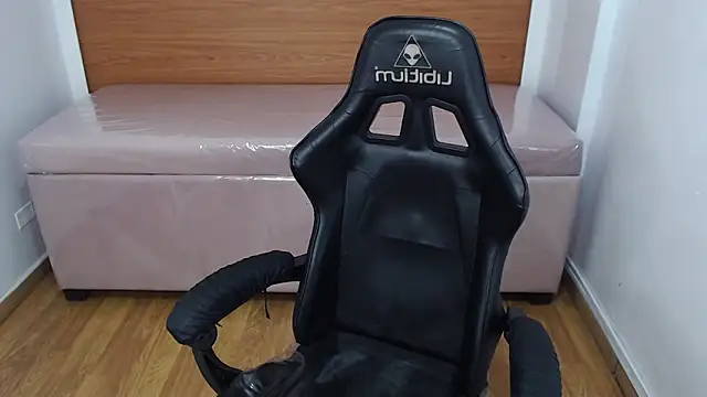 Snapshot of catalina25_t chatting on October 29, 2025, 7:57 pm catalina25 t online show from October 29, 2025, 7:57 pm