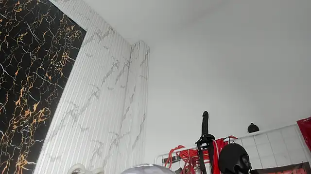 Snapshot of Guxplo_ chatting on February 25, 2026, 2:50 pm Guxplo online show from February 25, 2026, 2:50 pm