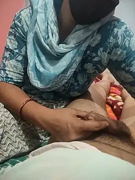 Snapshot of indian_couple4 chatting on October 30, 2025, 4:33 am indian couple4 online show from October 30, 2025, 4:33 am