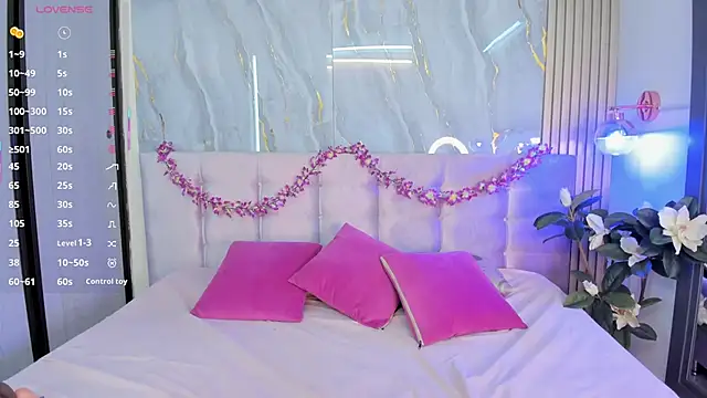 SalomeeHills online show from June 9, 2026, 5:25 pm