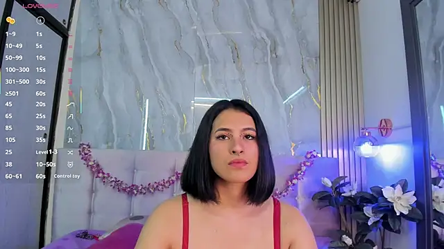 SalomeeHills online show from April 25, 2026, 6:05 pm