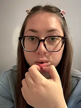 Snapshot of May_Alisa chatting on October 5, 2025, 1:57 pm May Alisa online show from October 5, 2025, 1:57 pm