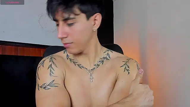 Snapshot of Allex_Cano chatting on October 19, 2025, 11:18 pm Allex Cano online show from October 19, 2025, 11:18 pm