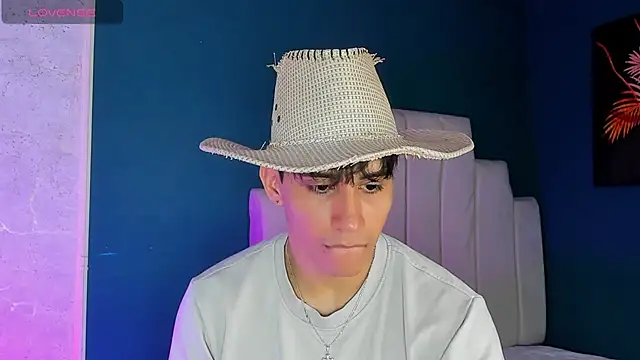 Snapshot of Allex_Cano chatting on October 23, 2025, 8:40 pm Allex Cano online show from October 23, 2025, 8:40 pm