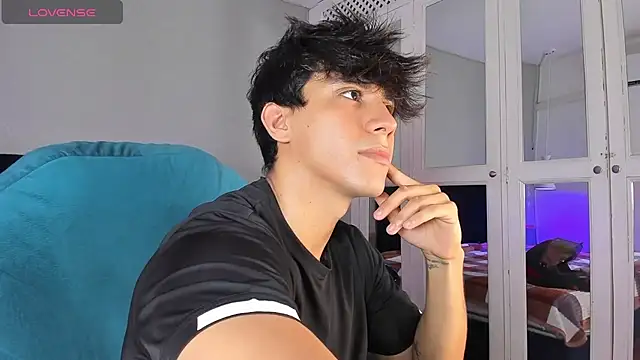 Snapshot of Allex_Cano chatting on February 14, 2026, 8:20 pm Allex Cano online show from February 14, 2026, 8:20 pm