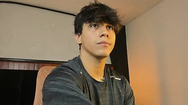 Snapshot of Allex_Cano chatting on February 19, 2026, 8:39 pm Allex Cano online show from February 19, 2026, 8:39 pm