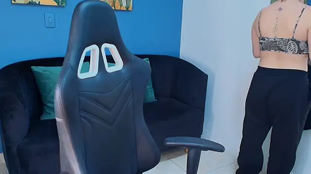 Zamira Taylor online show from November 12, 2025, 3:32 am