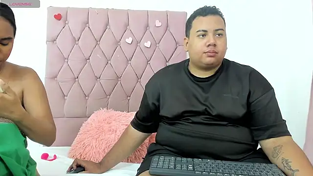 Snapshot of MICHAEL_AND_SHARON chatting on October 15, 2025, 4:33 am MICHAEL AND SHARON online show from October 15, 2025, 4:33 am